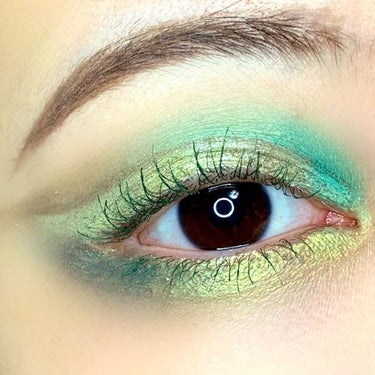 Huda Beauty Obsessions Eyeshadow Paletteのクチコミ「🌟全色無加工スウォッチ、メイクあり！

とにかく美しい緑。
Huda Beautyの
Obse.....」（2枚目）