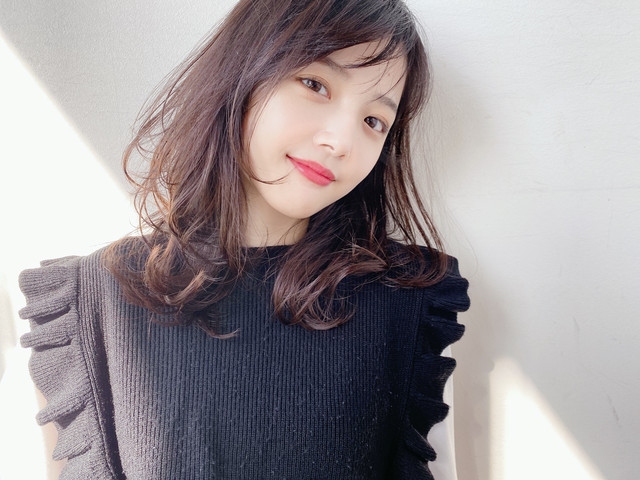 フリル袖のニットを着た女性