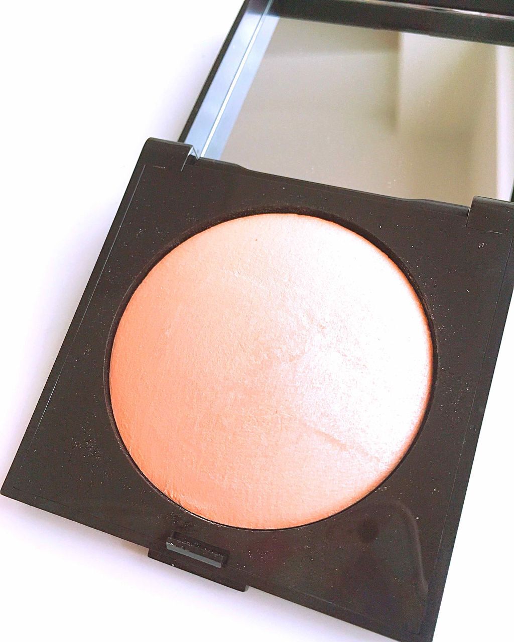 マットラディアンス ベイクドパウダー ハイライト01/ローラ メルシエ/パウダーハイライトを使ったクチコミ(1枚目)