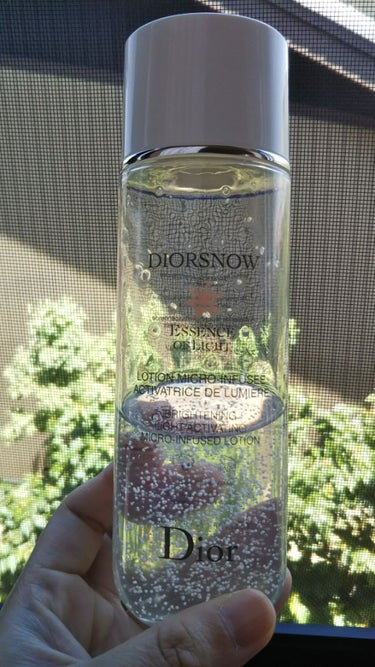 Diorのsnowの化粧水です。

冬にホワイトニングの化粧水で使いたいと思い購入しました。

他のを使ってたりして６月になりましたが…。(笑)

中に白い粒々が入った割かしこってりした化粧水です。

