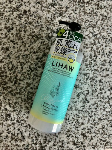 LIHAWオールインワンジェルを使用しました♡
ジェルクリームです。

内容量は、たっぷり500g
1本6役✨
化粧水・乳液・美容液・クリーム・パック・ボディクリームです。

くり返す肌あれや乾燥ダメージを防ぐタイプ。
4種のCICA、植物エキス、6種の天然オイル、濃密セラミド配合です。

また、9の無添加処方です。
合成着色料・アルコール・紫外線吸収剤・タルク、パラベン・シリコーン・鉱物油・硫酸系界面活性別フリー。

1~2プッシュを手に取り、肌になじませます✨

自社農園で育てた天然ハーブ🌿使用

レモングラス🍋の香りに癒されます！

しっとりした使用感です。　
ボディークリームとして使用でもできるので
とても便利です。
大容量な点も大変気に入ってます。

#LIHAW 
#リハウ  
#オールインワンジェル
#cica 
#シカ 
#大容量 
#国産cicaケア

の画像 その0