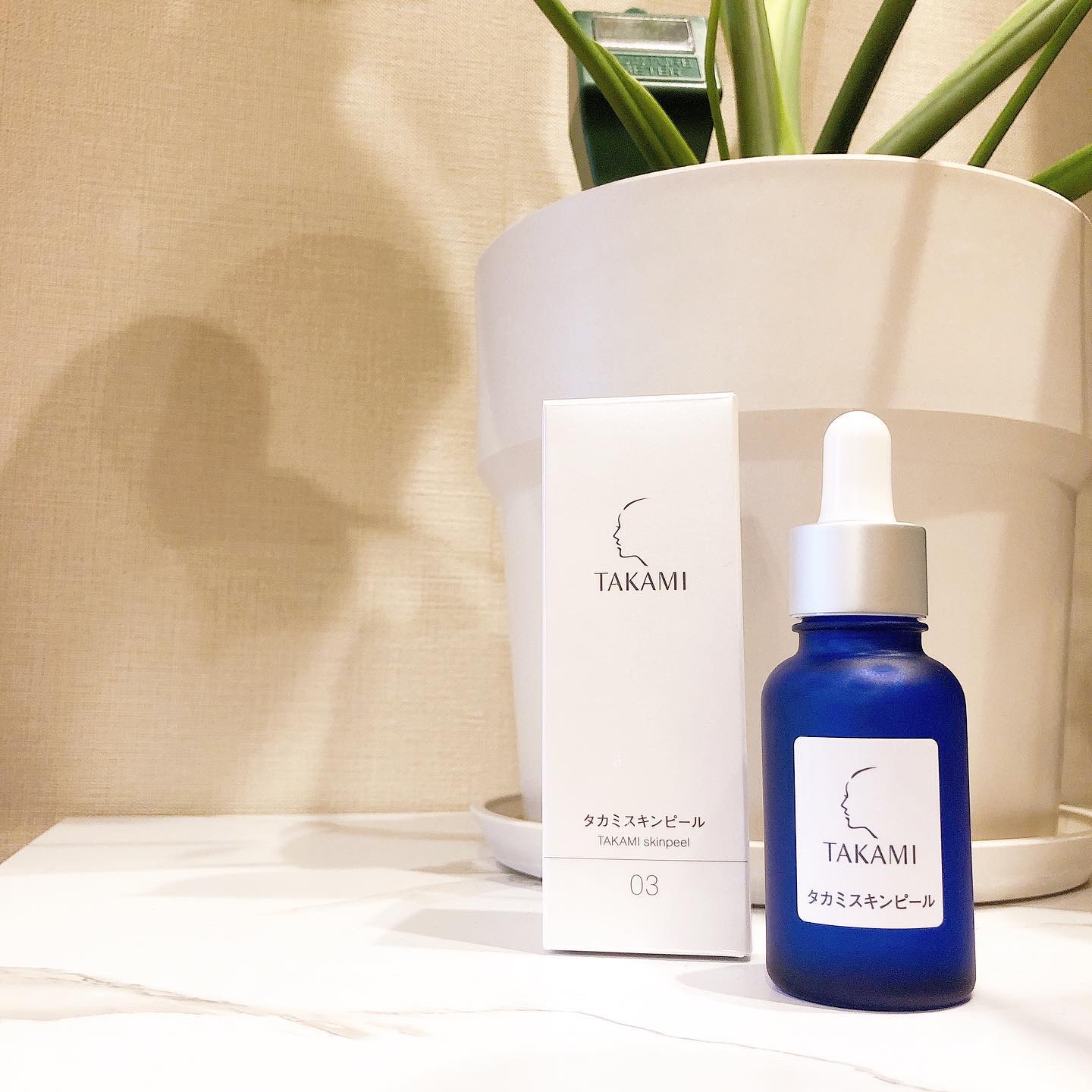 美容液の概念を覆してきた💙💙

┈┈┈┈┈┈┈┈┈┈

@takami.skinpeel 
▷▶︎▷ #タカミスキンピール

┈┈┈┈┈┈┈┈┈┈

美容液では珍しい角質美容液👀

角質系で言うとスクラブとかを思い浮かべる人が多いだろ