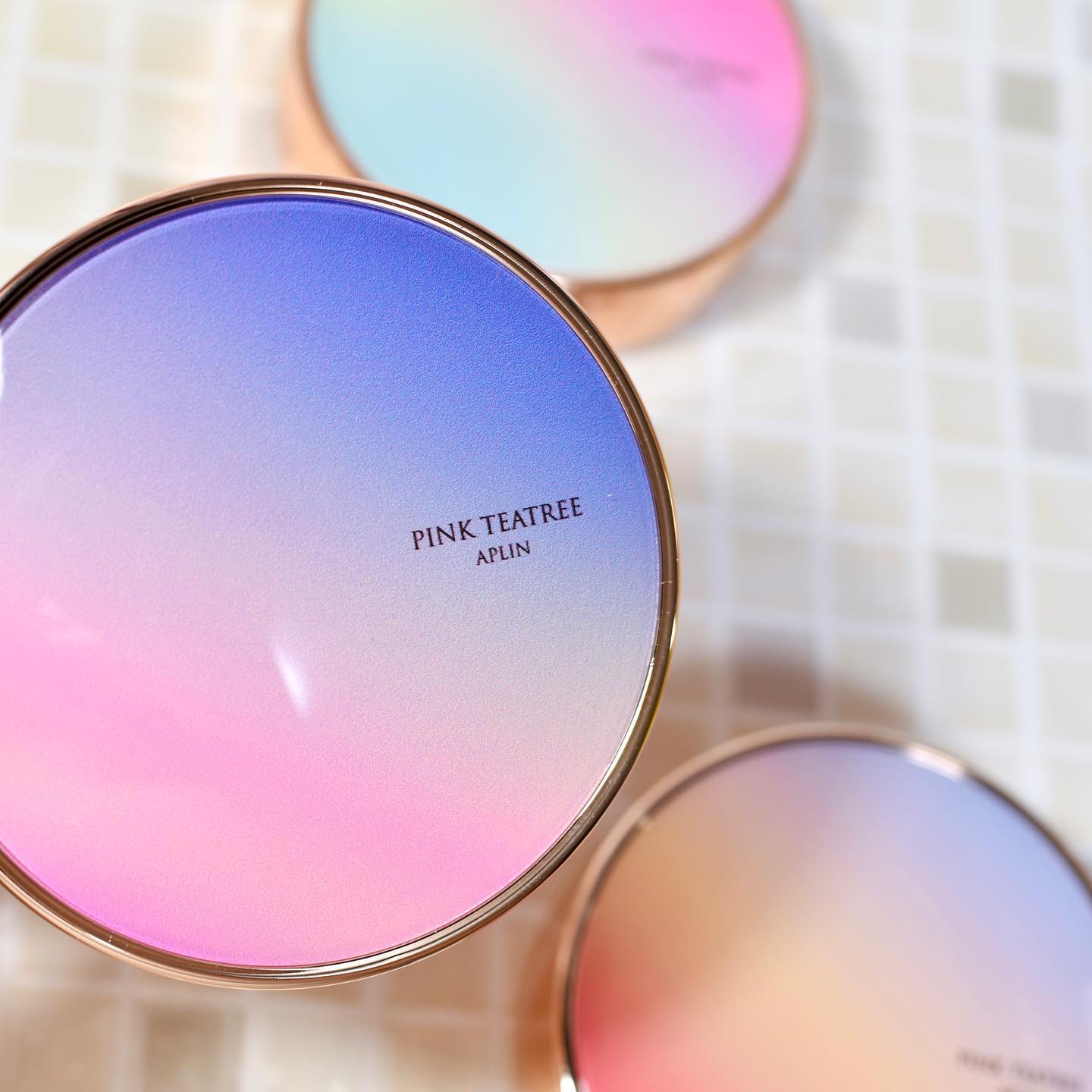 【APLIN】
ピンクティーツリーカバープライマー
クッションSPF50+ /PA++++

セミマットと高カバーの中間仕上がり
密着+ツヤ+毛穴カバー

軽い塗り心地で密着し
エモリエント成分でさっぱり
2種類の多孔性パウダーと
球状のパ