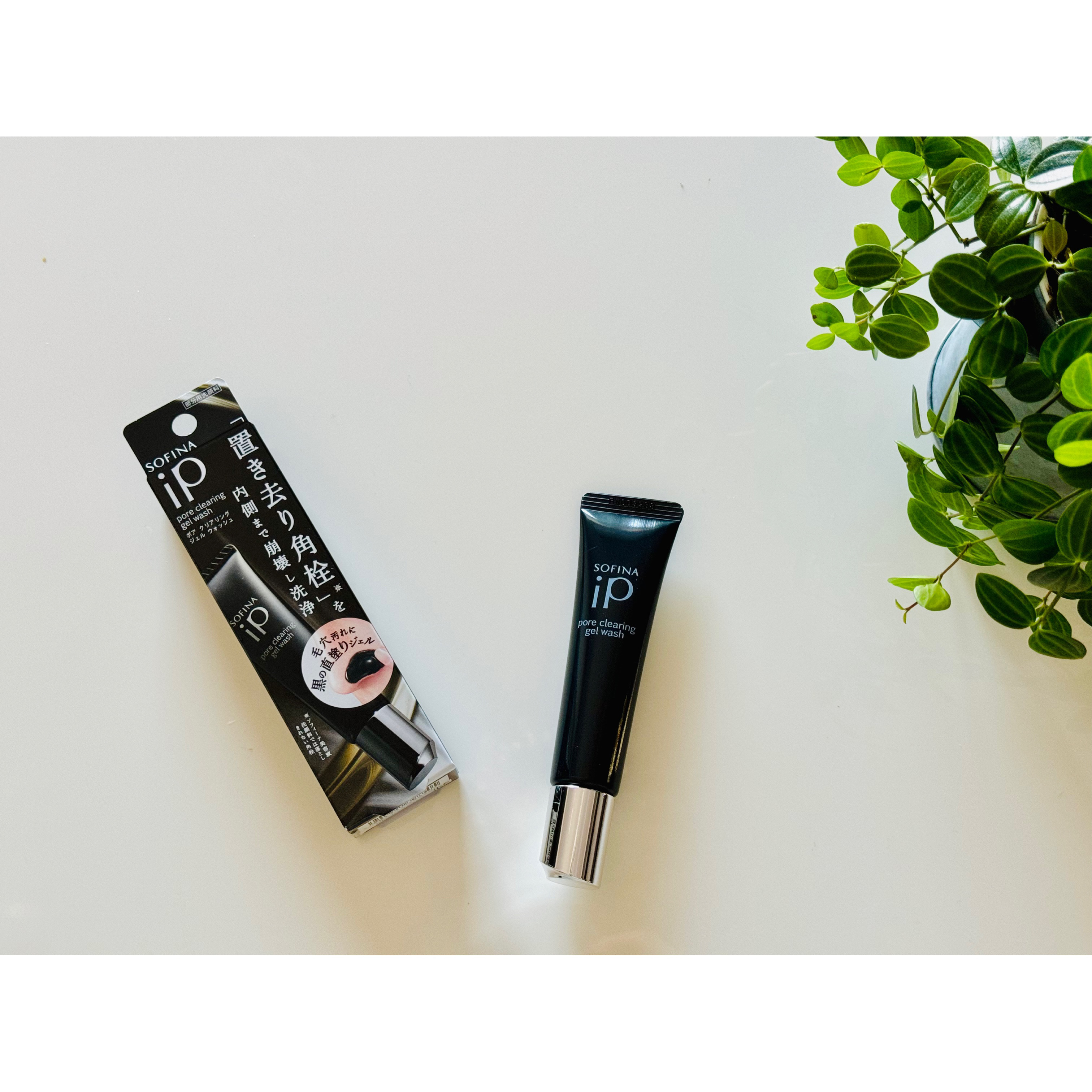 最近拡大鏡を買いまして思いのほか顔のざらつきが気になり、使い始めたのが【ソフィーナiP ポアクリアリング　ジェルウォッシュ】
黒ずみ毛穴の一因は「 置き去り角栓 ｣だそうで、いつもの洗顔に週１～２回、プラスで使う〈毛穴集中ケア　洗顔料〉なん