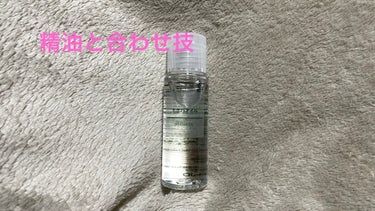 頭皮用に使いたくてホホバオイルを購入。
私は、精油を混ぜて使います。

今回は、頭皮マッサージがしたかったので
フランキンセンスを混ぜました。


指の腹にオイルをつけて頭皮マッサージします。

良い髪