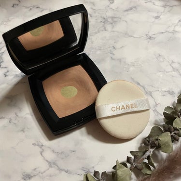 CHANEL プードゥル ユニヴェルセル コンパクトのクチコミ「CHANEL
プードゥル ユニヴェルセル コンパクト 
40 ドレ


持ち運びしやすいサイズ.....」（1枚目）