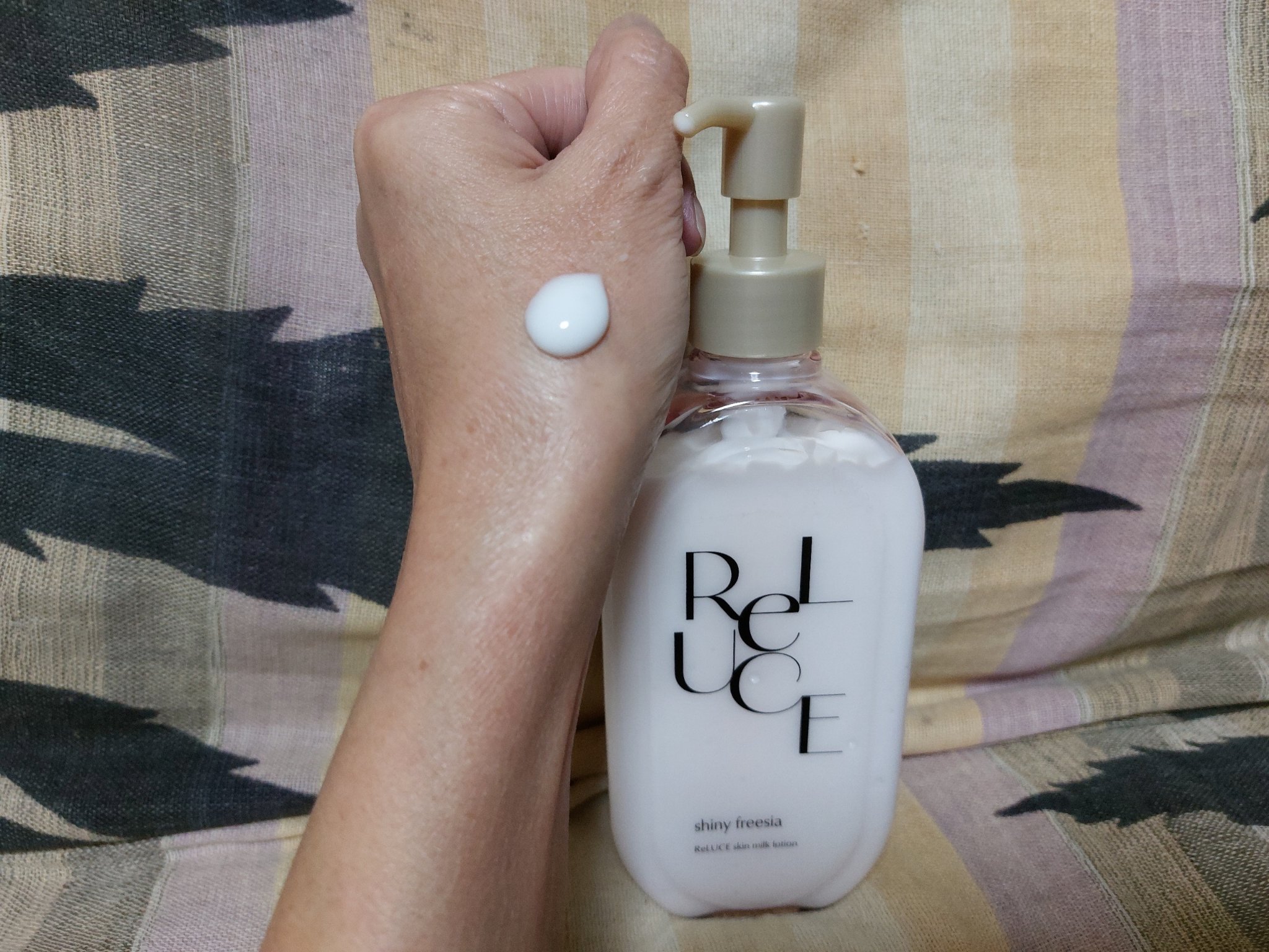 リルーチェ スキンミルクローション シャイニーフリージア/コスメテックスローランド/ボディローションを使ったクチコミ（2枚目）