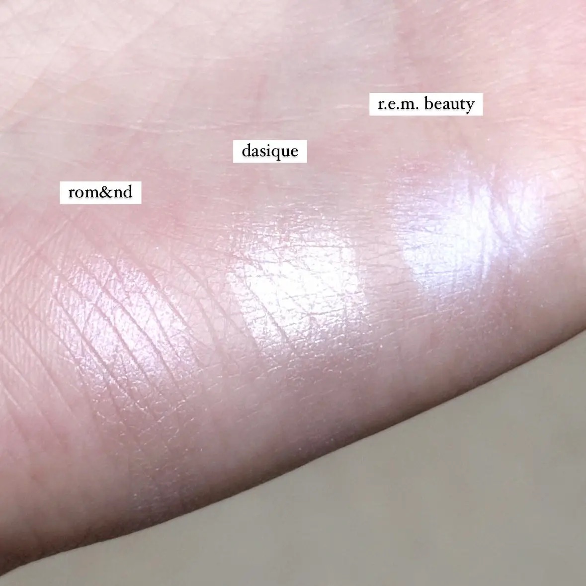 HIGHLIGHTER TOPPER TOP CORT ENLUMINER/r.e.m.beauty/パウダーハイライトを使ったクチコミ（2枚目）