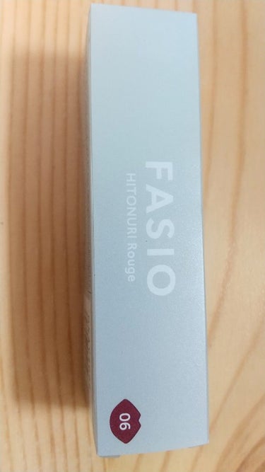 FASIO ヒトヌリ ルージュ 06 バーガンディピンク

話題沸騰中のヒトヌリ ルージュ💄💋✨
色持ちのよさが私も気に入ってます🎵

この06 バーガンディピンクは、塗り方にもよるのかもですが、
しっかり塗ると強い女感漂うやや黒みもあるワインレッド🍷

時間の経過で多少色落ちすると発色濃いめの青みレッド♥️
に私は発色しました！

唇のコンディション次第で、多少乾燥も感じることもあるけど
やはり色持ちのよさは魅力😍

もっとカラバリ増えることを期待！✨

 #推しコスメを語ってPLになろう の画像 その0