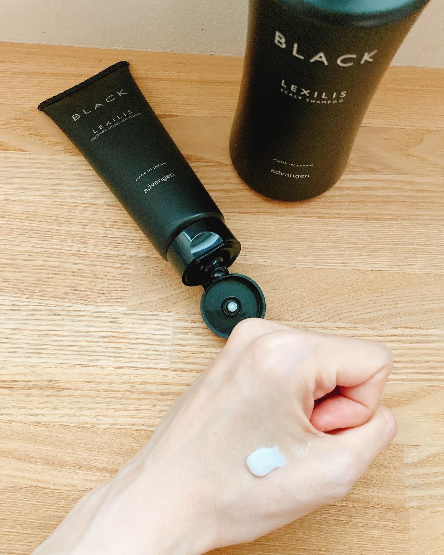 ブラック フレグランス スタイリング ヘアエッセンス/LEXILIS/アウトバストリートメントを使ったクチコミ(4枚目)