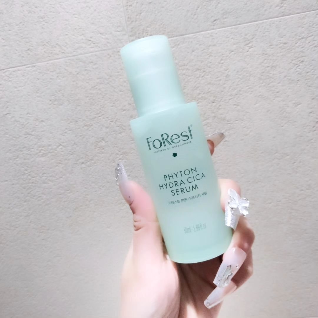   【GREEN FINGER/FoRest ピトン水分シカセラム】(50ml)

スローエイジングで有名な韓国スキンケアブランド
FoRestの美容液です❤

保湿や弾力ケアができるオイルinの二層式セラム。

みずみずしいジェルは、肌に