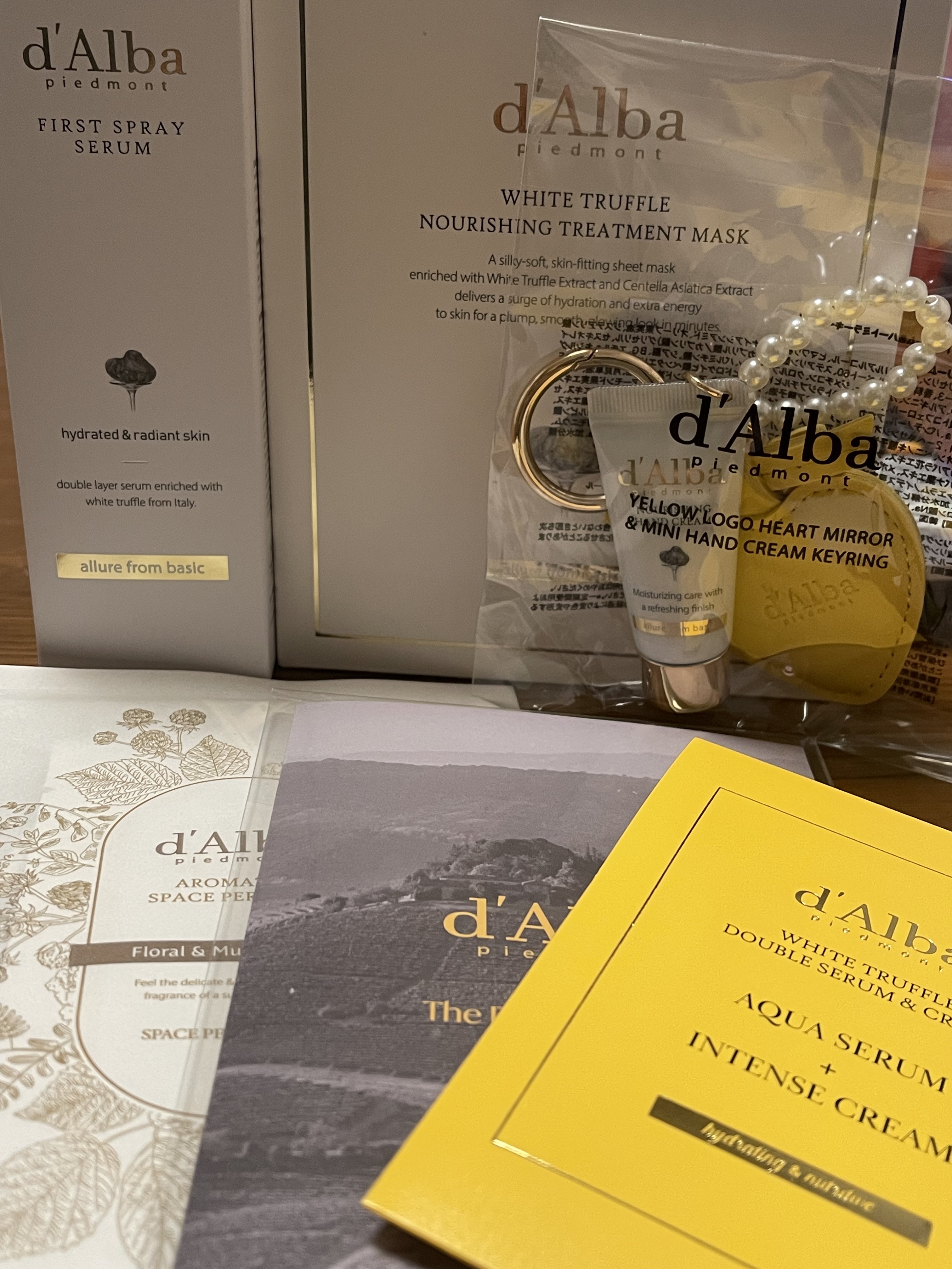 ★ダルバ アットコスメトウキョー★

ポップアップに行ってきました✨
誰でも参加できるミッションに参加し、化粧下地とクリームのサンプル、キーリングGetできました♡

そして、3000円以上購入すると回せるエアーガチャ！

ミストとマスクを