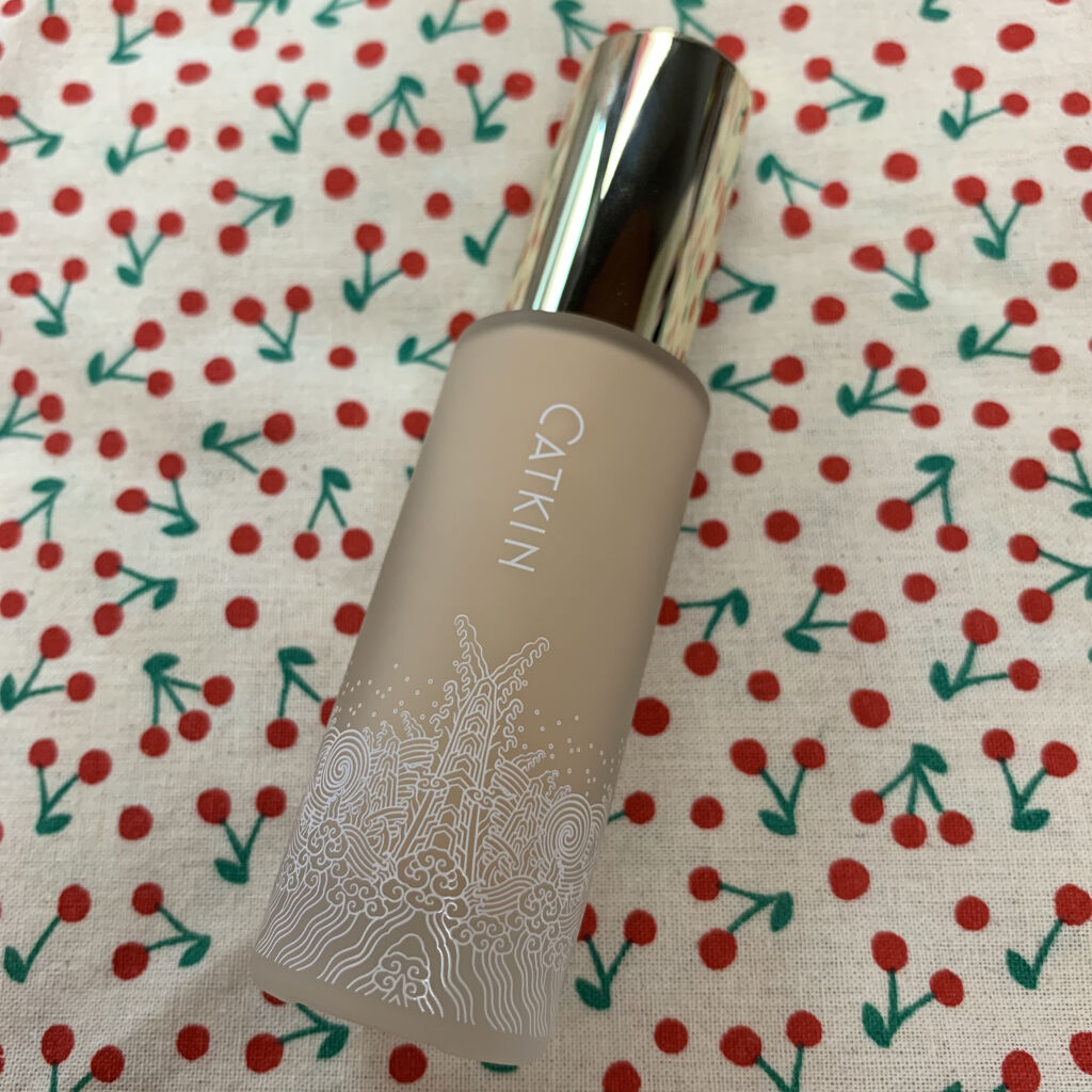 CATKIN 浮生若夢シリーズ スキンファンデーションのクチコミ「CATKINのファンデーションのc02アイボリーです。


🖤色味
アイボリー。
白めって公式.....」（2枚目）