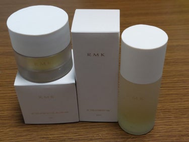 RMK
Wトリートメントオイル(オイル状美容液)
50ml
￥4400(税込)

Wトリートメント　オイルインクリーム
30g
￥6600(税込)
リフィル→￥5500(税込)

一週間使ってみて、２日