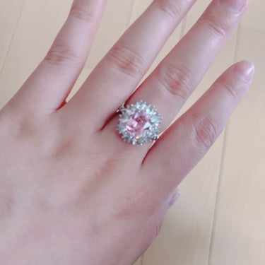 SHINE購入品①

ほんとにこの感じの指輪が可愛くてお気に入り🥰

1枚目のピンクは他と比べるとおもちゃっぽく感じますが、ピンク好きな人にはおすすめ👍

3枚目の緑はかなり高級感あります👉🏻💗  ̖́