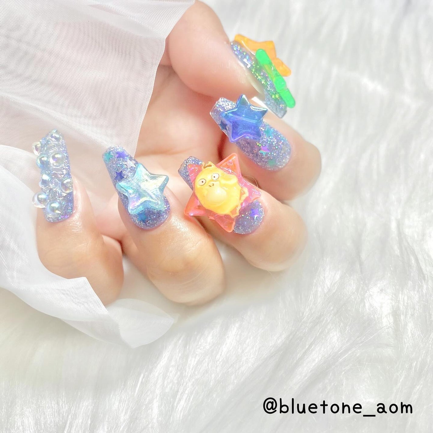 ⋆͛🦖⋆͛aomi on LIPS 「ゴテゴテネイル2つ目!今回はブルーをベースにコダックコダちゃん..」(2枚目)