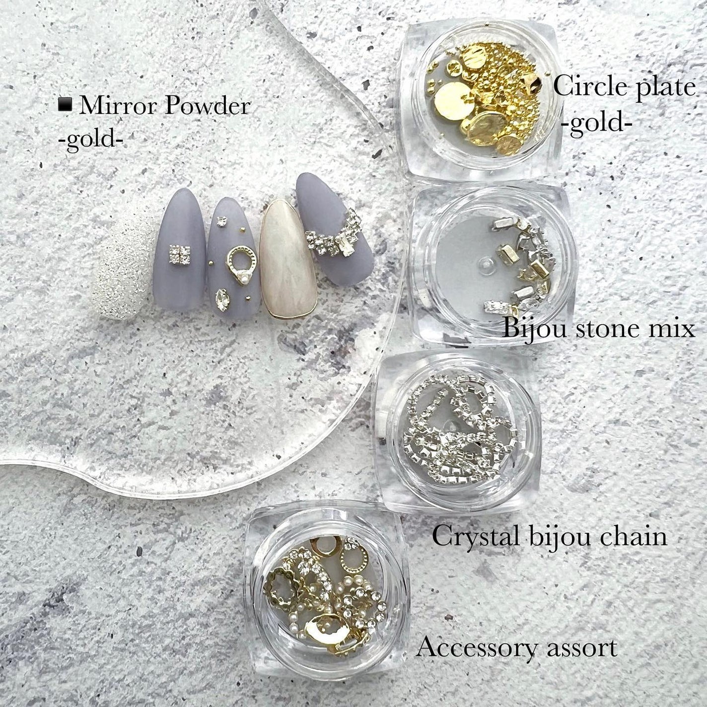 naomi on LIPS 「キラキラなネイルって本当可愛い😙この時期おススメなビジューなネ..」(3枚目)