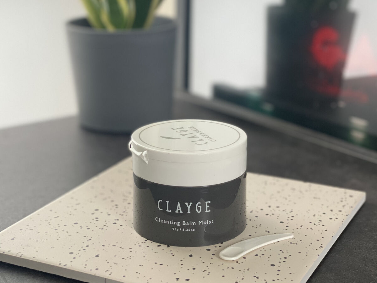 口コミが高いクレージュのクレンジングバーム
気になっており初使用です。

私は超乾燥肌なので迷わずモイストタイプ。
ナチュラルクレイが配合されているのでほんのり黒いバームです。付属のスパチャラで山盛り一杯が1回分。手に取ると一気にじゅわーっ