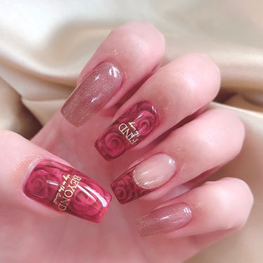 マイネイル💅

久しぶりに全面にローズ🌹が敷き詰められたようなデザインにしました✨

今回はネイルパフェ、ソフィラジェルを使用しました🌹

薬指はフレンチに🤍
秋冬にフレンチネイルをするときは、深めのフ