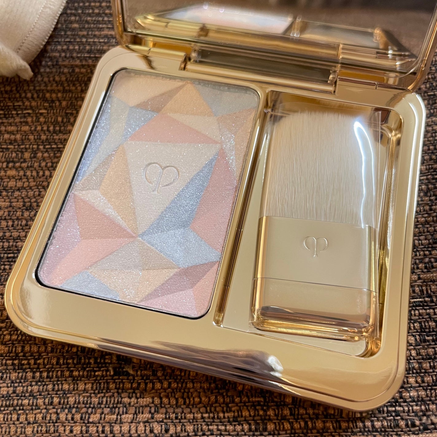 ル・レオスールデクラ /クレ・ド・ポー ボーテ/パウダーハイライトを使ったクチコミ(4枚目)