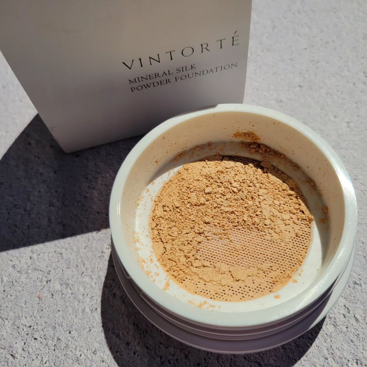 ミネラルシルクファンデーション（ケース・パフ付）/ヴァントルテ/パウダーファンデーションを使ったクチコミ（2枚目）