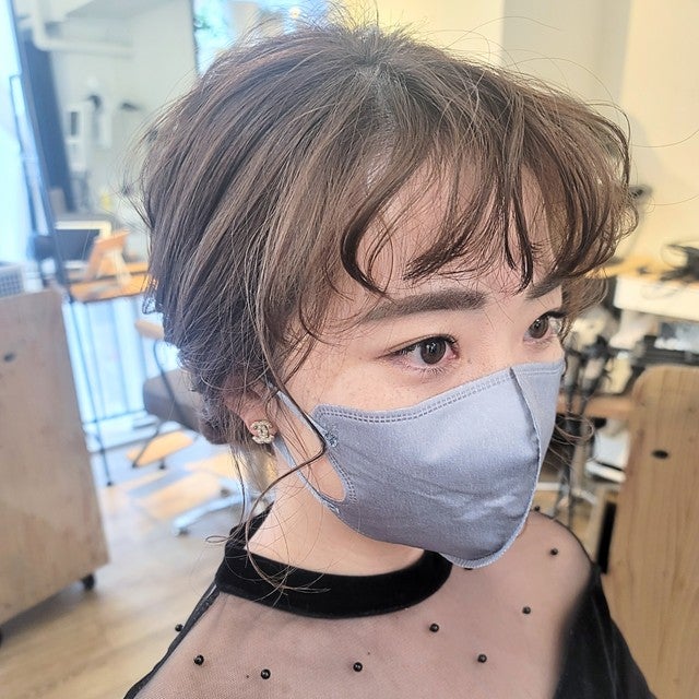 パーマ風の前髪をした女性