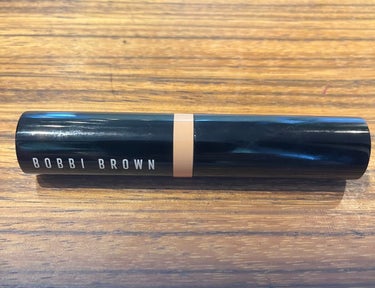 BOBBI BROWN イルミネイティング フェイス ベースのクチコミ「BOBBI BROWNのスキンコンシーラースティック、04クールサンドです。

目元のクマ隠し.....」（2枚目）