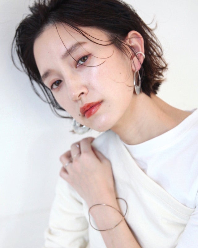 オールバックのボブヘアの女性