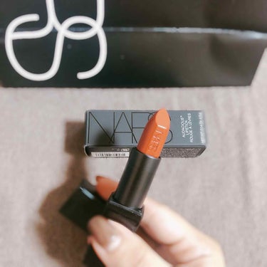 こんにちは！今回紹介するのは、

○NARS オーディシャスリップスティック
9497 マホガニー


私はイエベのオータムなんですが、
同じパーソナルカラーの方には
凄く合うアイテムです⭐︎

色味的