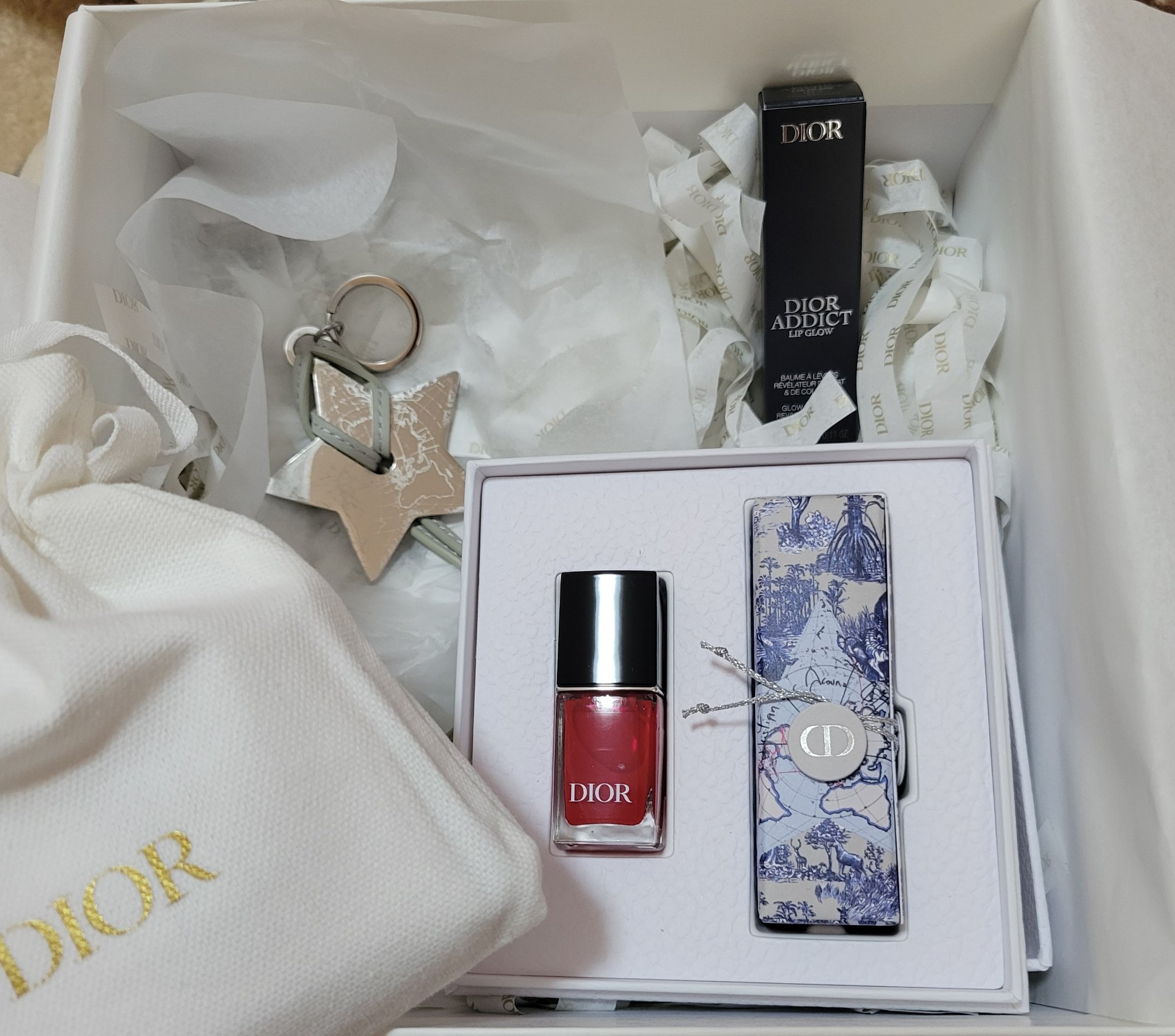 皆さん、こんにちは😊

今日はDiorオンラインブティックで購入した商品です！

アディクトリップグロウ、ローズウッド✨

クリスタル会員限定のウェルカムギフト❣️
私、今月誕生日の月なのでバースデーギフトとが届きましたました🩷✨

ア