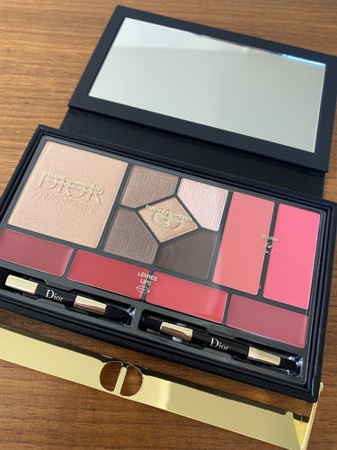 Dior
エクラン クチュール マルチユース パレット

旦那からのクリスマスプレゼントでした🎄
ハイライト、アイシャドウ、チーク、リップの入ったパレットです🎨
アイシャドウめちゃ使える色でお気に入り。