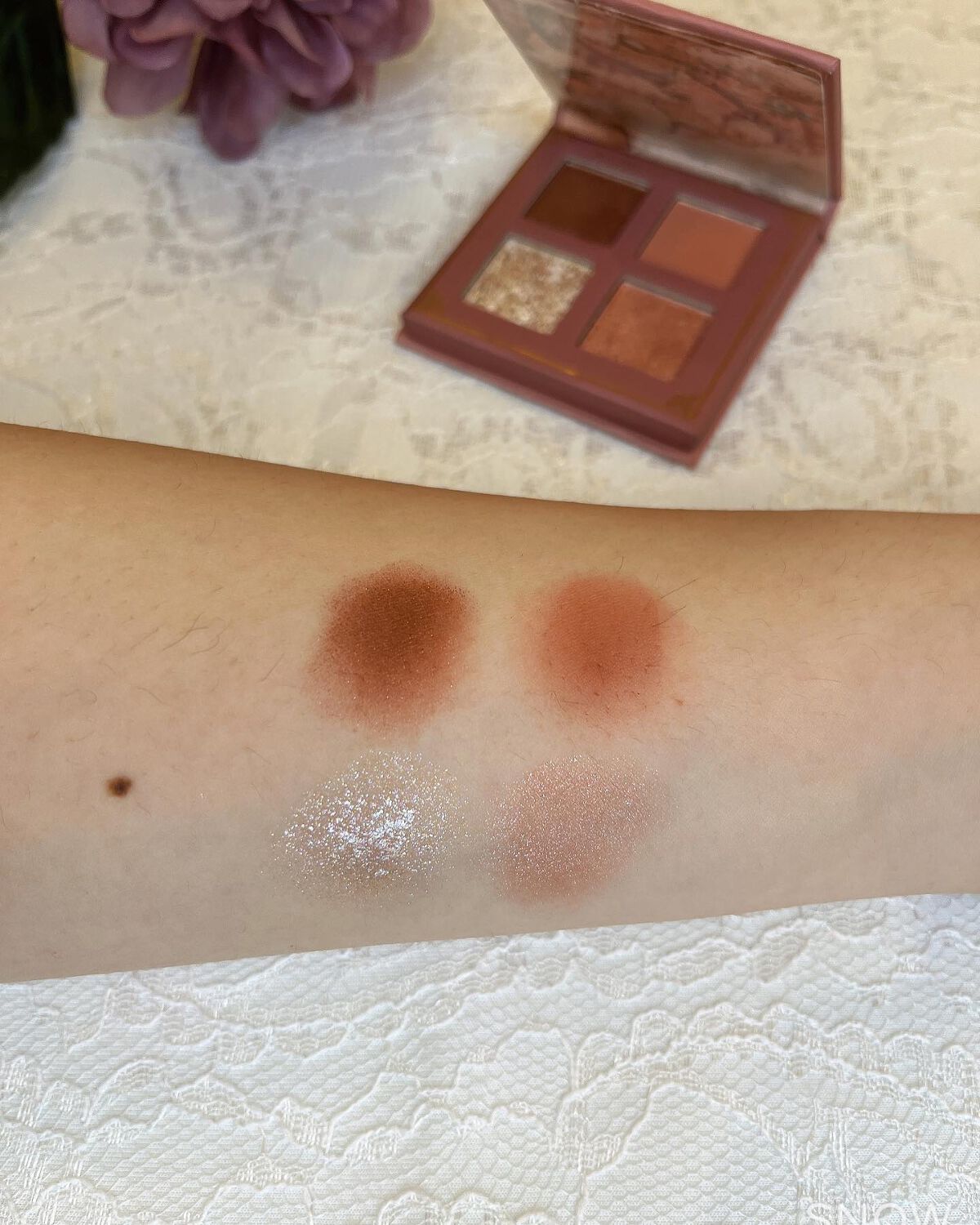 Tomoko/見えない世界から届ける“儚げ透明感メイク“ on LIPS 「マジョマジョの新作アイシャドー「シャドーフラッシュ」がかわいす..」(3枚目)