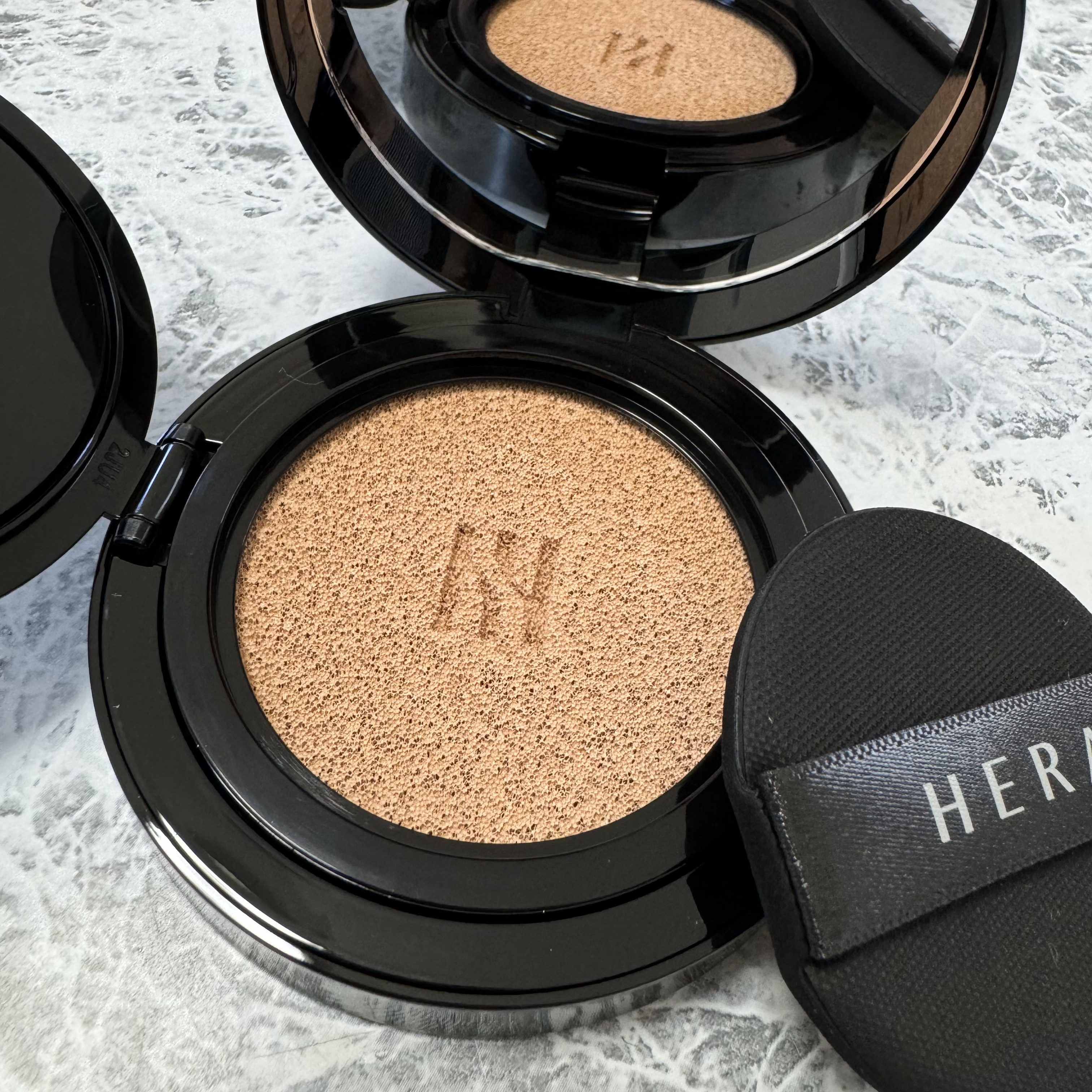 ブラック クッション 21N1 ベージュ/HERA/クッションファンデーションを使ったクチコミ（1枚目）