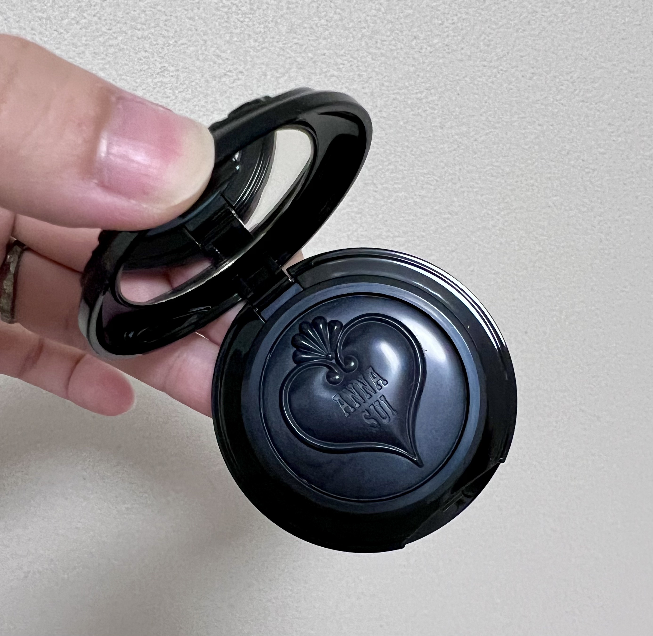 ANNA SUI スイブラッククリームブラッシュのクチコミ「安定の汚い手が入ってるんだけど
チーク買い替え時が来ました…。
悩んだ結果今回はANNA SU.....」（3枚目）