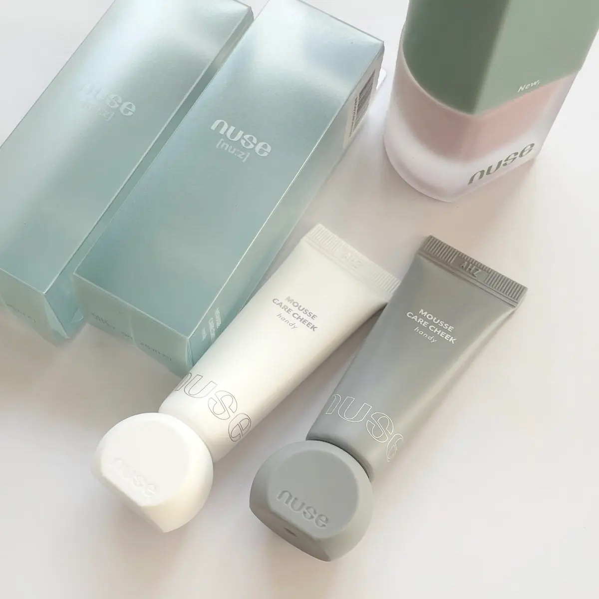 nuseから出てるニュアンスチェンジ系のチーク、今とても楽しいコスメのひとつ。


ムースケアチークのハンディタイプから出てる色で、思いっきり白とグレーだからエッッてなるけど、手持ちと合わせたらいろんな色が作れてカラバリが広がります♾


