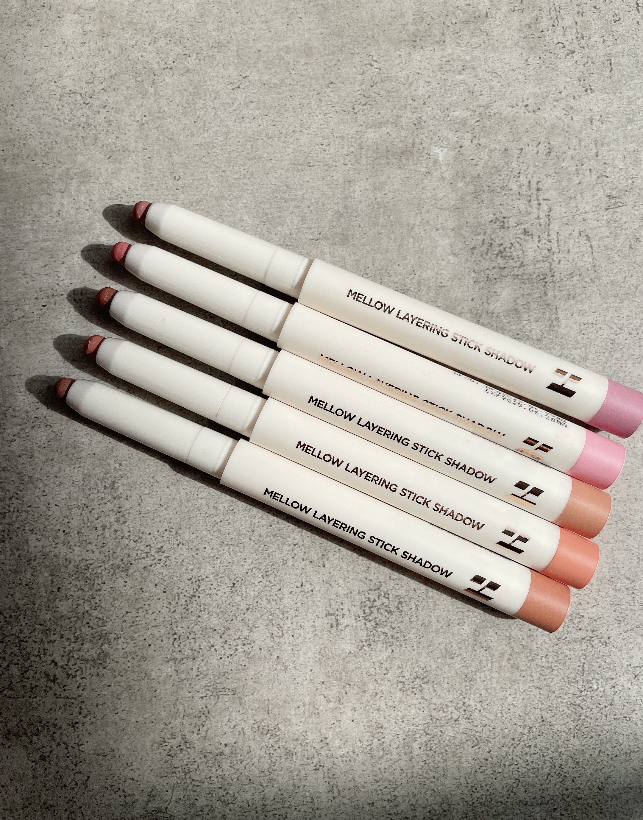 メロウレイヤリング スティックシャドウ/HOLIKA HOLIKA/スティックアイシャドウを使ったクチコミ（3枚目）