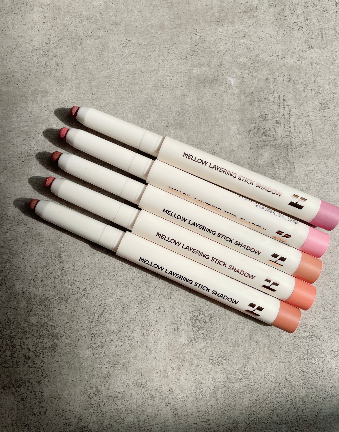 メロウレイヤリング スティックシャドウ/HOLIKA HOLIKA/スティックアイシャドウを使ったクチコミ(3枚目)