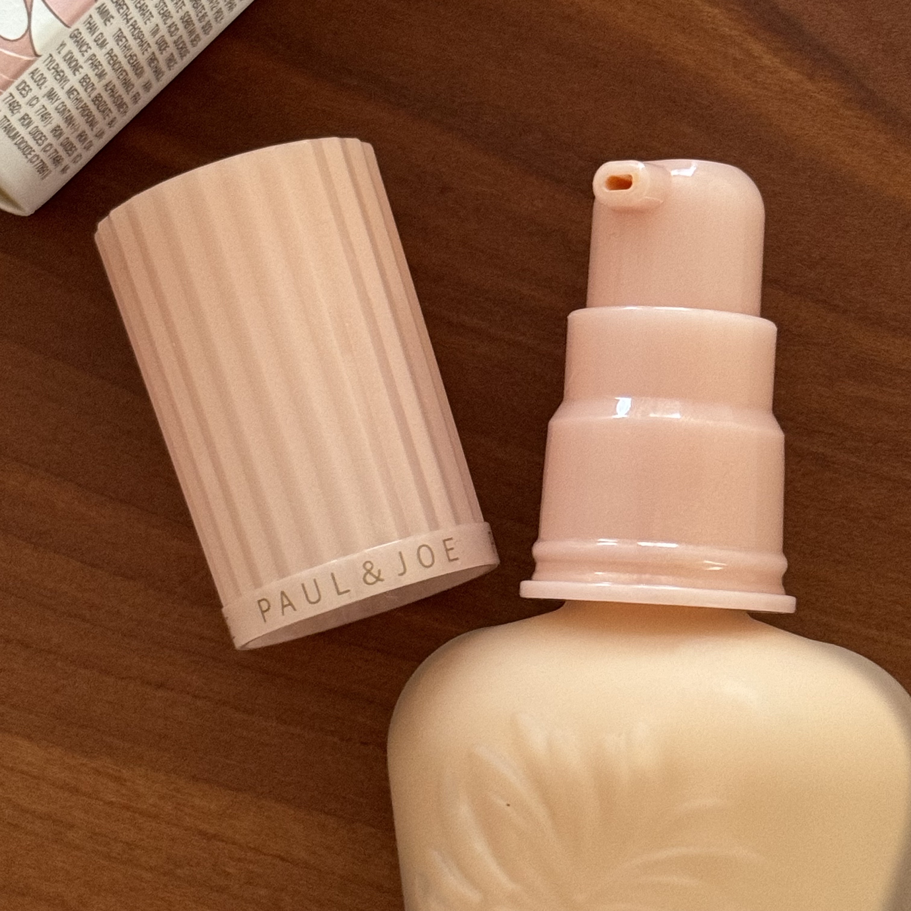 モイスチュアライジング ファンデーション プライマー 02 / PAUL