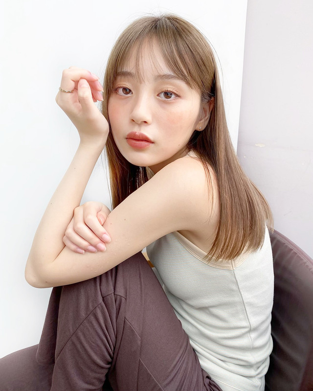 茶髪のストレートヘア