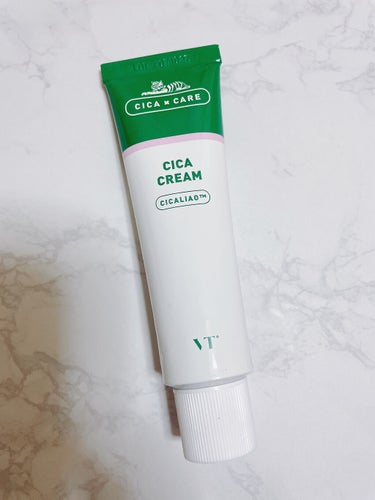 今回ご紹介するのは、VT CosmeticsのVT CICAクリームです🦌🦌

話題のシカシリーズ🙈💕
肌荒れを防ぎ健康的な肌を保ち乾燥から肌を守ってもっちり潤う肌にしてくれます🥰❣️

油分水分のバラ