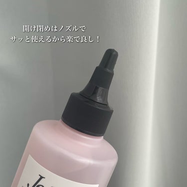 #PR トリートメントの前にウォータートリートメント✨
【Je l'aime リラックス ミッドナイトリペア ウォータートリートメント】 #提供 

✨ご提供頂きました✨
LemonSquareを通じてジュレームからジュレーム リラックス ミッドナイトリペアウォータートリートメントを頂きました🙇‍♀️

✼••┈┈••✼••┈┈••✼••┈┈••✼••┈┈••✼

商品名：Je l'aime リラックス ミッドナイトリペア ウォータートリートメント

✼••┈┈••✼••┈┈••✼••┈┈••✼••┈┈••✼

[使ってみた感想]
・少し小さめ？のウォータートリートメント。
・ウォータートリートメントだからしゃばっしゃばの水テクスチャー。
・ノズルの所で開け閉めできるの良いよね。楽で。
・直接髪にかけられるってところも面倒くさがりには最高。
・ただ髪短い人は手のひらに出してからの方が付けやすい。
・髪にかけるとじんわり暖かい。髪にかかってるで～ってトリートメントが教えてくれるの良いよね。
・ちゃんと髪にしみこんで欲しいからめっちゃモミモミしてるけど意味あるかな←

寝ている間の摩擦や乾燥から髪を守ってくれるウォータートリートメント✨

髪のダメージって寝ている間に受けてるみたいなので、その時間守ってくれるトリートメントは大助かりだ...！
どう寝たって摩擦は起きちゃうもんね🤔

こちら使用タイミングはシャンプーの後！

シャンプー→ウォータートリートメント→トリートメント→(ヘアマスク)
の順でケアすると良いみたいです👌

寝ぐせ、ツヤが出ない、まとまりがない、という方におすすめとのことで今のシャンプーに別に文句はないけどな...って時に取り入れてみるといいかもしれません👌

[まとめ✨]

寝ぐせ、ツヤが出ない、まとまりがない、という方必見！
いつものヘアケアに取り入れて、眠ってる間のダメージから髪を守る！


是非チェックしてみてね！

#lemonsquare🍋
#ジュレーム 
#ジュレームリラックス 
#リラックスミッドナイトリペアウォータートリートメント
#トリートメント 
#トリートメント_洗い流す 
#ヘアトリートメント 
#ヘアトリートメント_洗い流す 
#ヘアケア 
#ウォータートリートメント の画像 その2