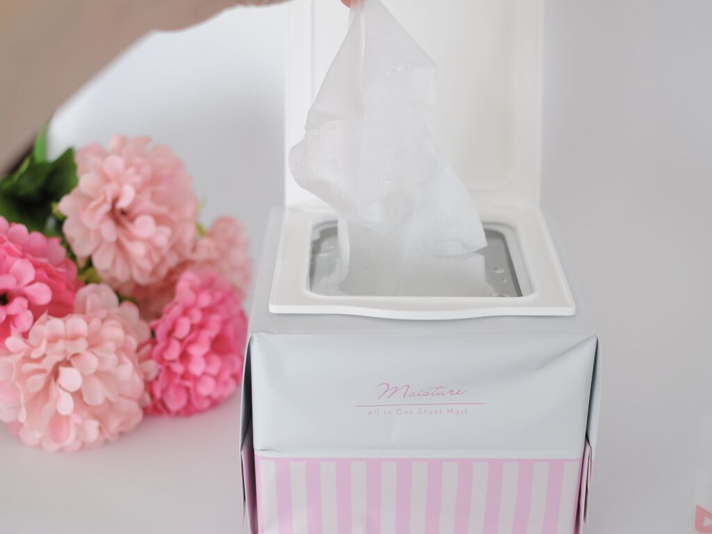 化粧水・乳液・美容液のオールインワンシートマスク。たった3分で素早く潤いチャージができます！

ひたひたに浸っているので、顔が終わった後は首や腕、ボディにも擦り込んでいます（笑）

何より取り出しやすいのがストレスフリー。パックのマスクだと