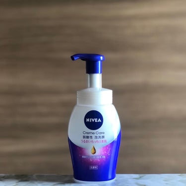 ❤︎NIVEA❤︎
クリームケア弱酸性泡洗顔
*
泡で出てくる🫧
弱酸性&美容クリーム成分配合
*
目安は2-3プッシュ
1度に出してから顔全体へ
*
⚠︎クリーム泡というよりはムース泡
やけど肌を指で押さえたくなる
*
スキンケアが楽しくなるよ🫧
*
*
#NIVEA #PR #泡洗顔 #弱酸性 #正直レポ 
#スキンケア #洗顔  #洗顔料 #ニベア #もっちり 
#モニター の画像 その0