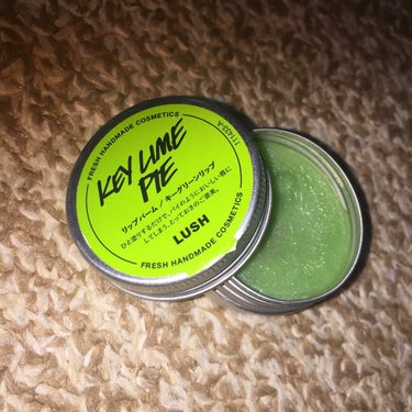 ＊LUSH リップバーム＊

(🏢) LUSH

(💄)キーグリーンリップ

(🎨)ラメ感 無色

(⭐️)☆☆☆☆☆☆

LUSHのリップバームです☺️
保湿力も良き。

何もつけずに保湿だけでもよし