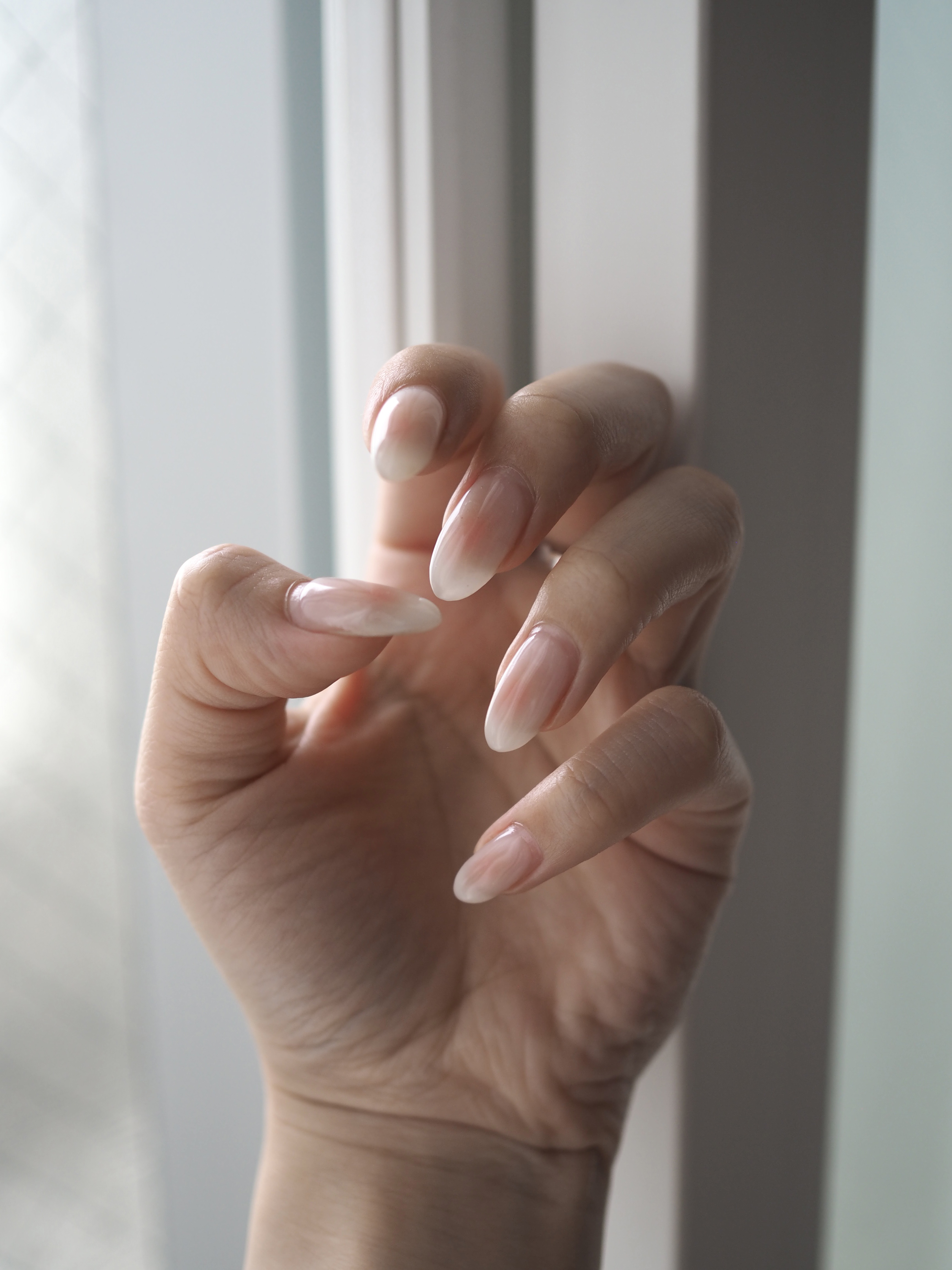 【夏にオススメネイル🍑】

私が夏にオススメなのは
じゅわっと可愛い"チークネイル"です💞

その名の通りチークをつけているように
一部分がピンクやオレンジに色づいたネイル💅

ベースは乳白色やクリアですることが多いので
ナチュラルに