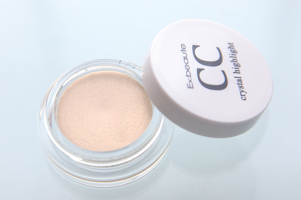 エクスボーテ CCクリスタルハイライトのクチコミ「角度を変えながらみると、
キラキラ ラメが輝いていて綺麗です。

バームみたいな固さがあ.....」（1枚目）