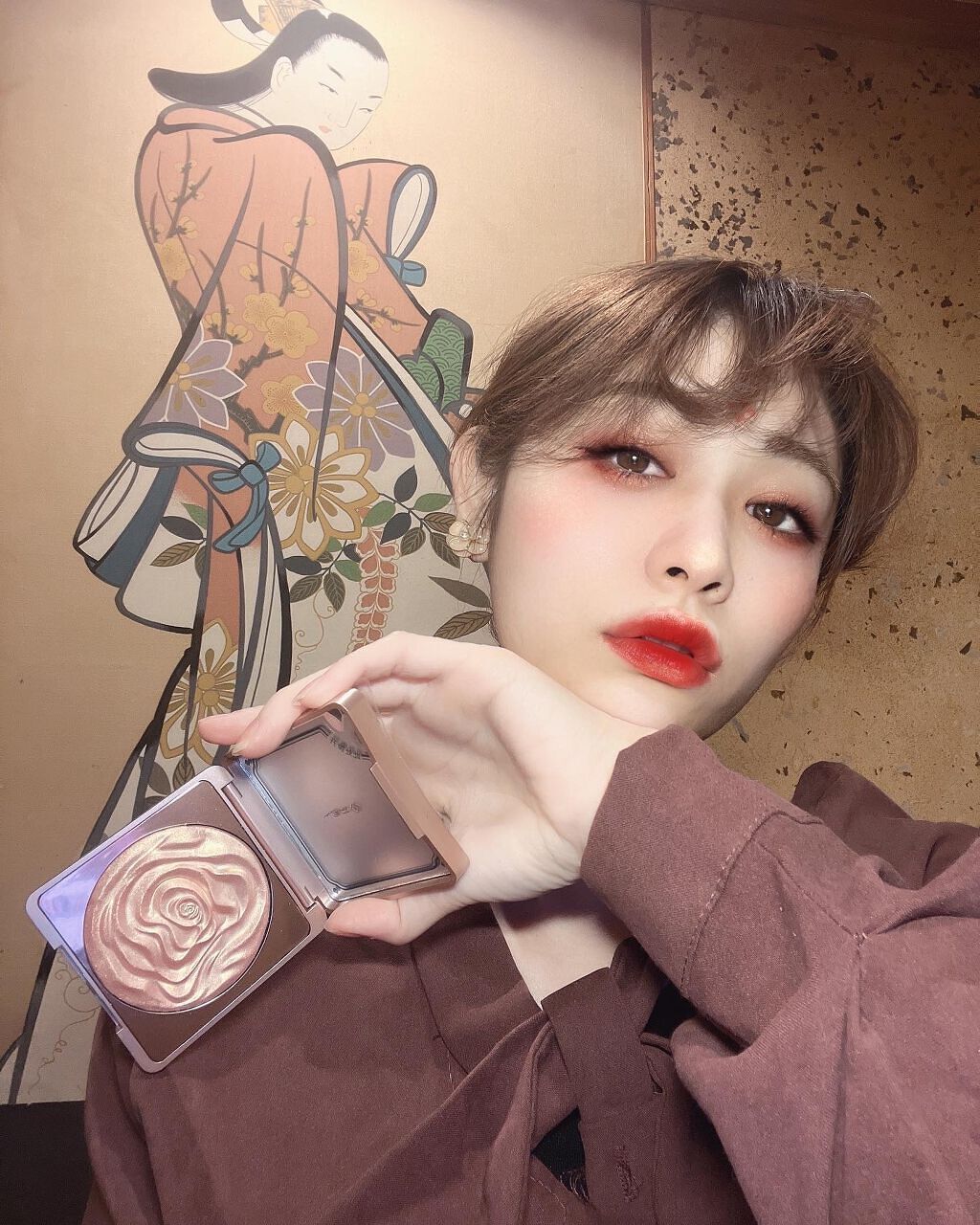 ♡高橋 里彩子 on LIPS 「見つけてしまった😭❤️♥️良きハイライト…花のデザインのハイ..」(2枚目)