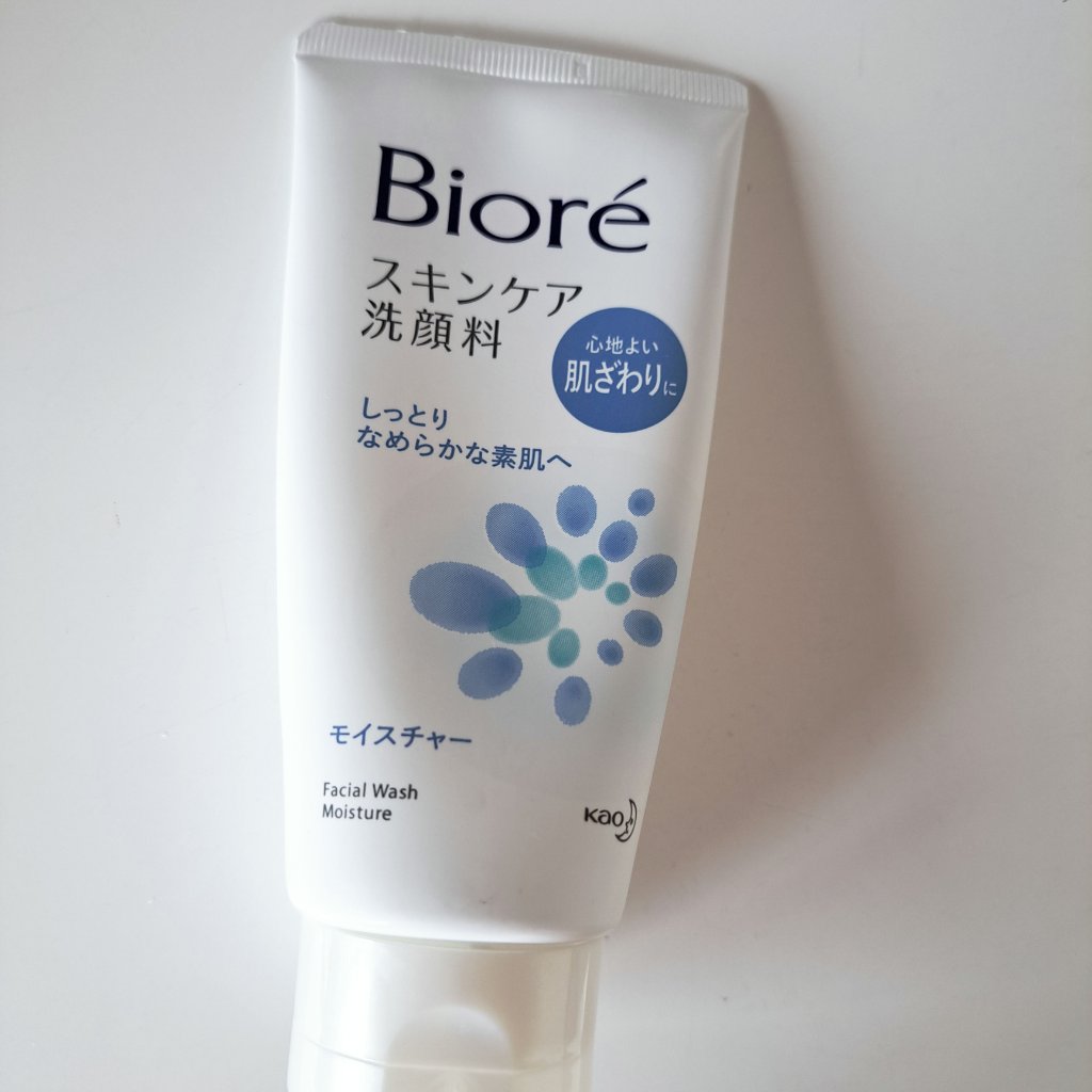 【使った商品】　ビオレ　スキンケア洗顔料
【商品の特徴】洗顔フォーム　
しっとりなめらかな素肌に
【使用感】ソープのいい香りで、優しく
包んでくれます。自分はそのまま
使っていますが、泡立てて使うと
もっといいかもしれません。
安いのに長持