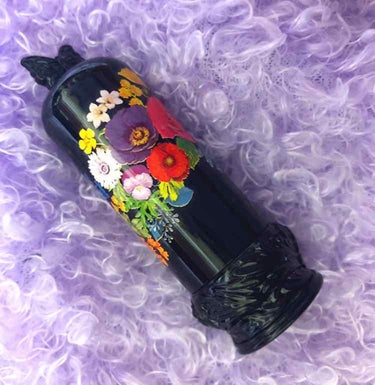 ANNA SUI 
リップスティック S400
2800円（税抜き）

Sのシリーズはシアーな色味になるそうで、パキッとした赤ではなくとても使いやすい色味です❤︎

持っているだけでウキウキするような素