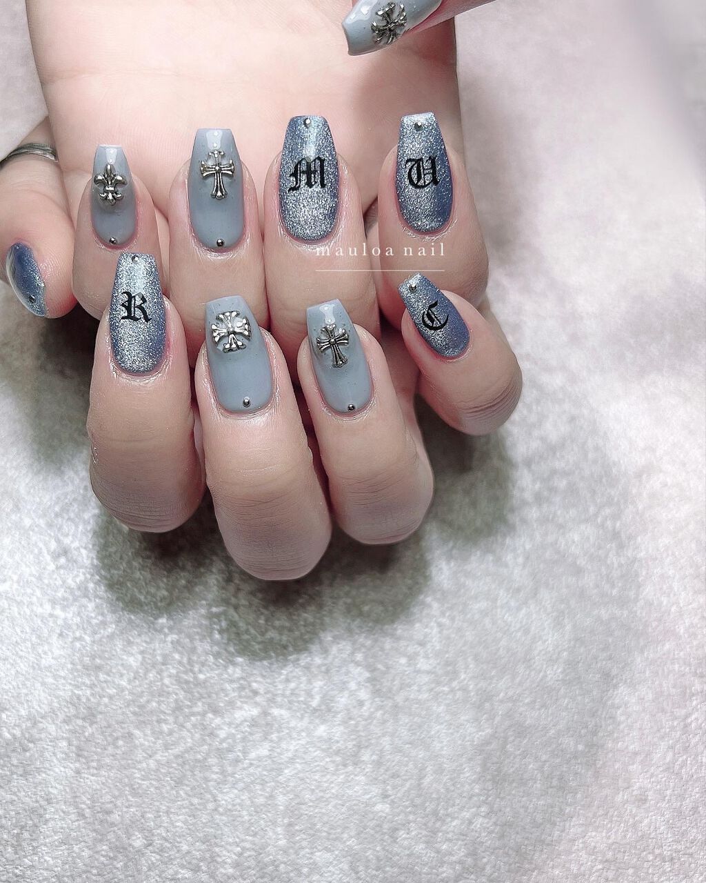 mauloa_nail on LIPS 「・ くすみブルーでクロムネイル🦋クロムとオールドイングリッシュ..」(1枚目)